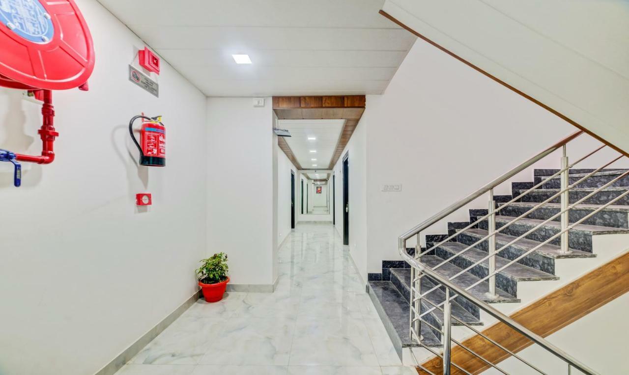 Hotel Nysha Palace Near Igi Airport Új-Delhi Kültér fotó